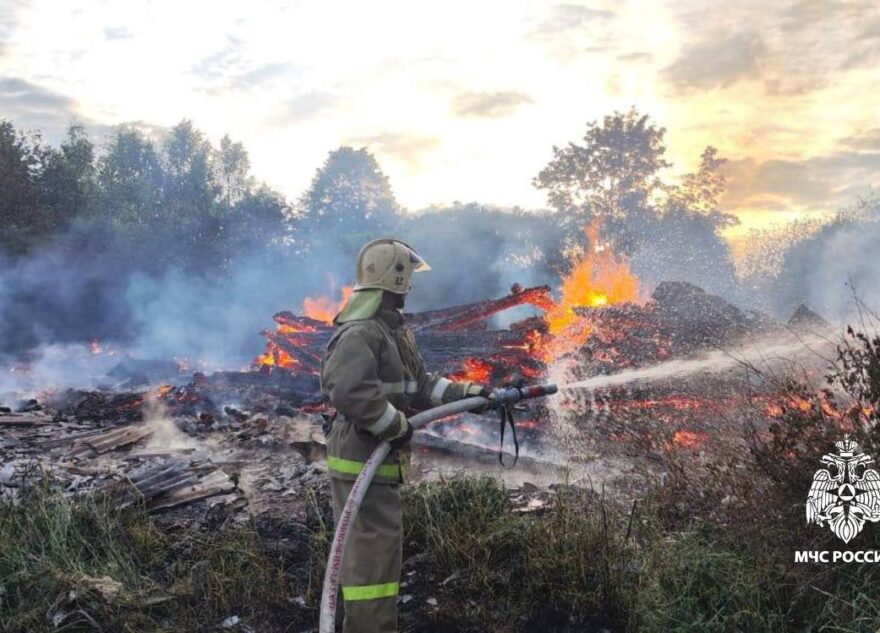 В Тверской области пожарные не дали огню охватить всю деревню
