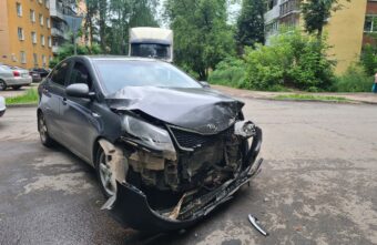 ВАЗ и Kia столкнулись в Твери, есть пострадавшая ВАЗ и Kia столкнулись в Твери, есть пострадавшая