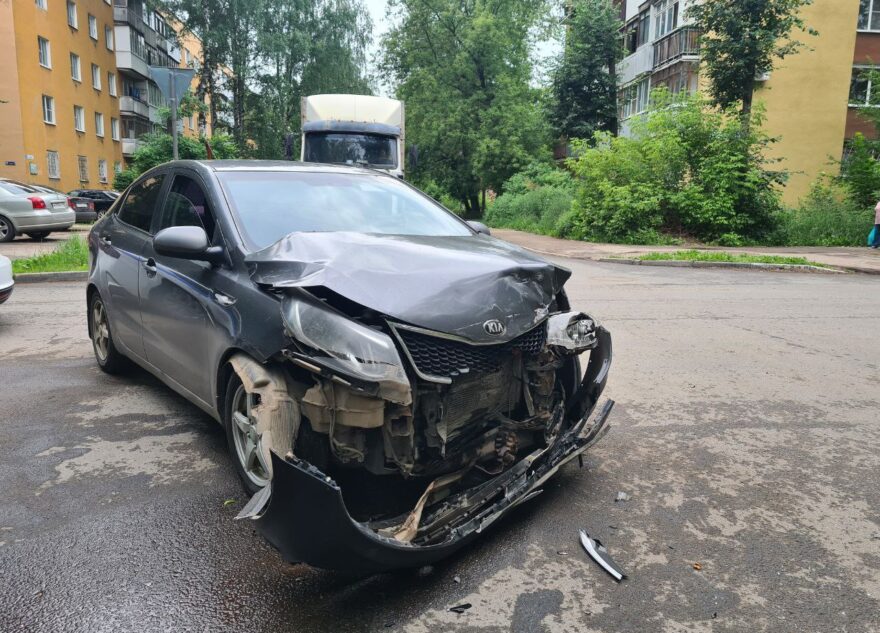 ВАЗ и Kia столкнулись в Твери, есть пострадавшая