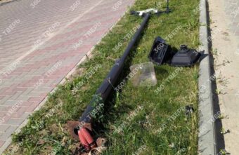 В Твери женщина-водитель снесла столб и скрылась с места происшествия В Твери женщина-водитель снесла столб и скрылась с места происшествия