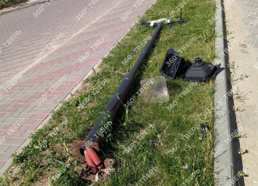 В Твери женщина-водитель снесла столб и скрылась с места происшествия В Твери женщина-водитель снесла столб и скрылась с места происшествия