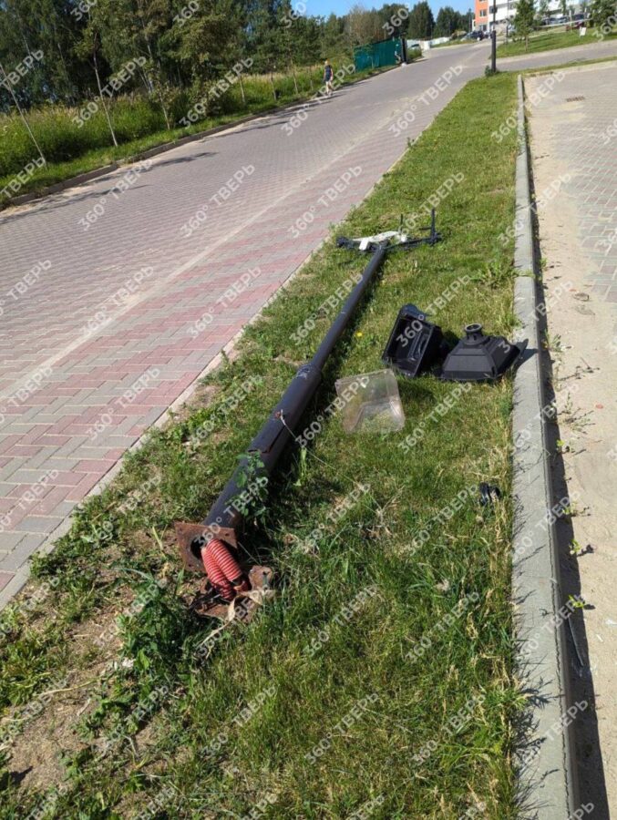 В Твери женщина-водитель снесла столб и скрылась с места происшествия