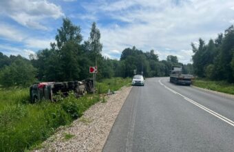 Фура "вылетела" в кювет в Тверской области, есть пострадавший Фура "вылетела" в кювет в Тверской области, есть пострадавший