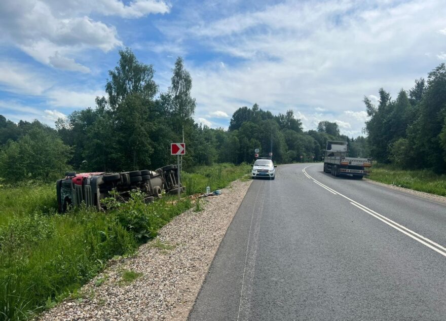 Фура "вылетела" в кювет в Тверской области, есть пострадавший