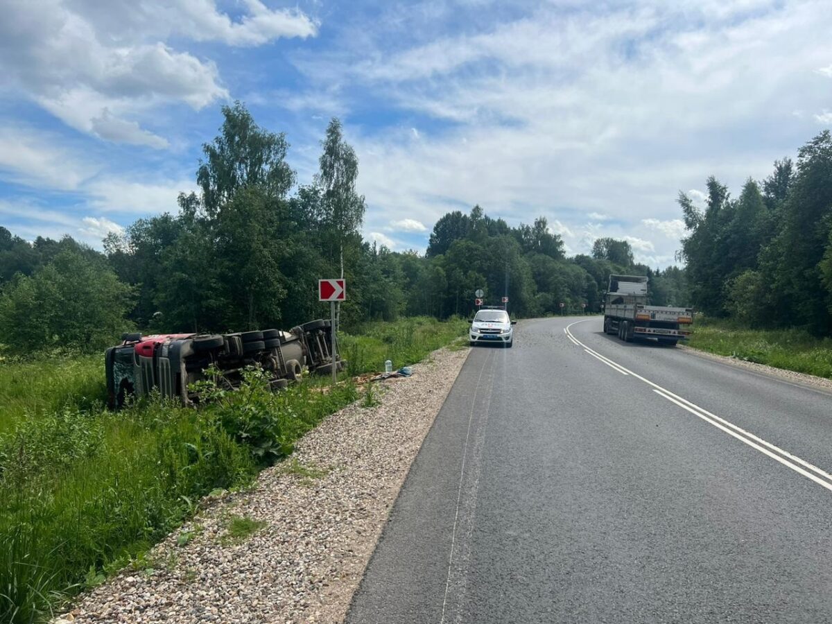 Фура "вылетела" в кювет в Тверской области, есть пострадавший