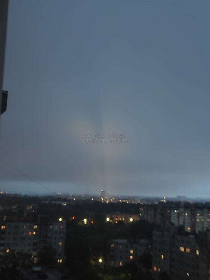 Жители Твери сфотографировали смерч и загадочное свечение в ночном небе
