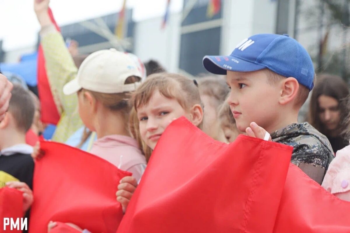 550 жителей Твери растянули огромный флаг Российской Федерации