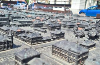 Тактильный барельеф «Лучи Твери» хотят навсегда закрыть от горожан и туристов Тактильный барельеф «Лучи Твери» хотят навсегда закрыть от горожан и туристов