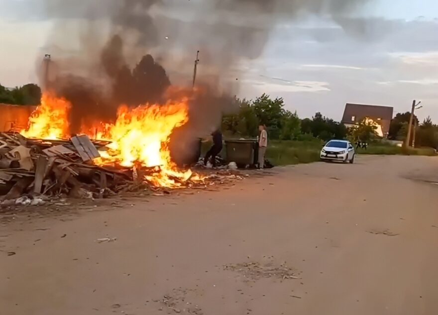 Жители Тверской области спасают из огня мусорные контейнеры