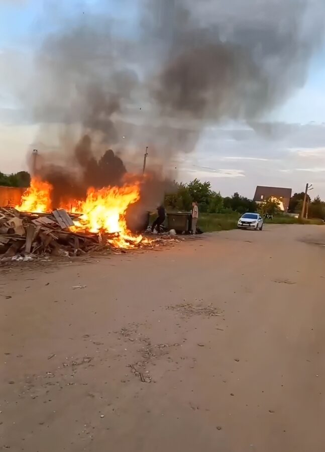 Жители Тверской области спасают из огня мусорные контейнеры