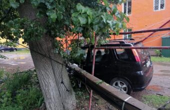 В Тверской области дерево упало на столб, а он на автомобиль В Тверской области дерево упало на столб, а он на автомобиль