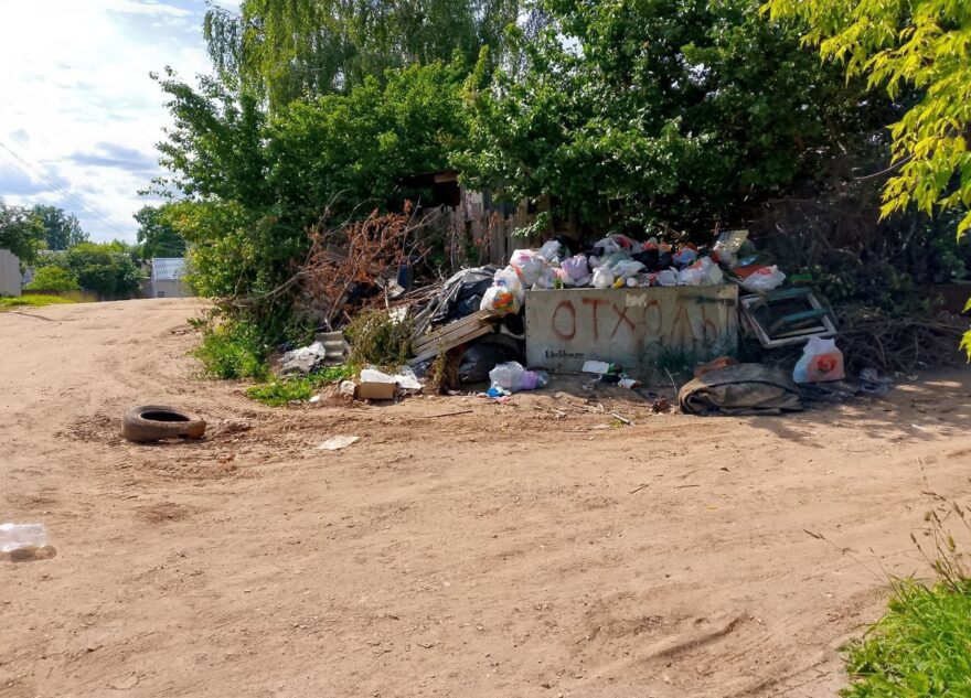 В городе Тверской области мусоровоз решил не убирать мусор