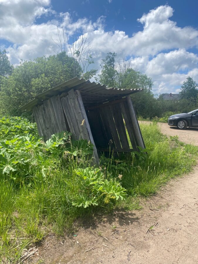 Жители Тверской области просят не путать автобусную остановку с туалетом