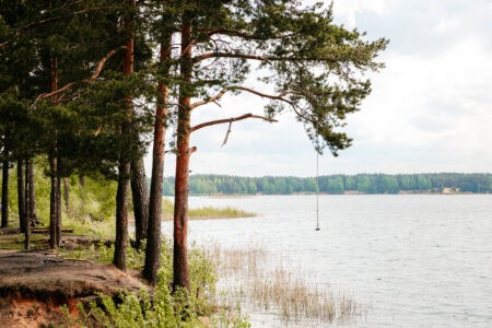 В Тверской области из озера достали тело мужчины