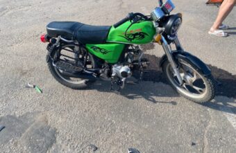 Несовершеннолетний мотоциклист врезался в иномарку в Тверской области Несовершеннолетний мотоциклист врезался в иномарку в Тверской области