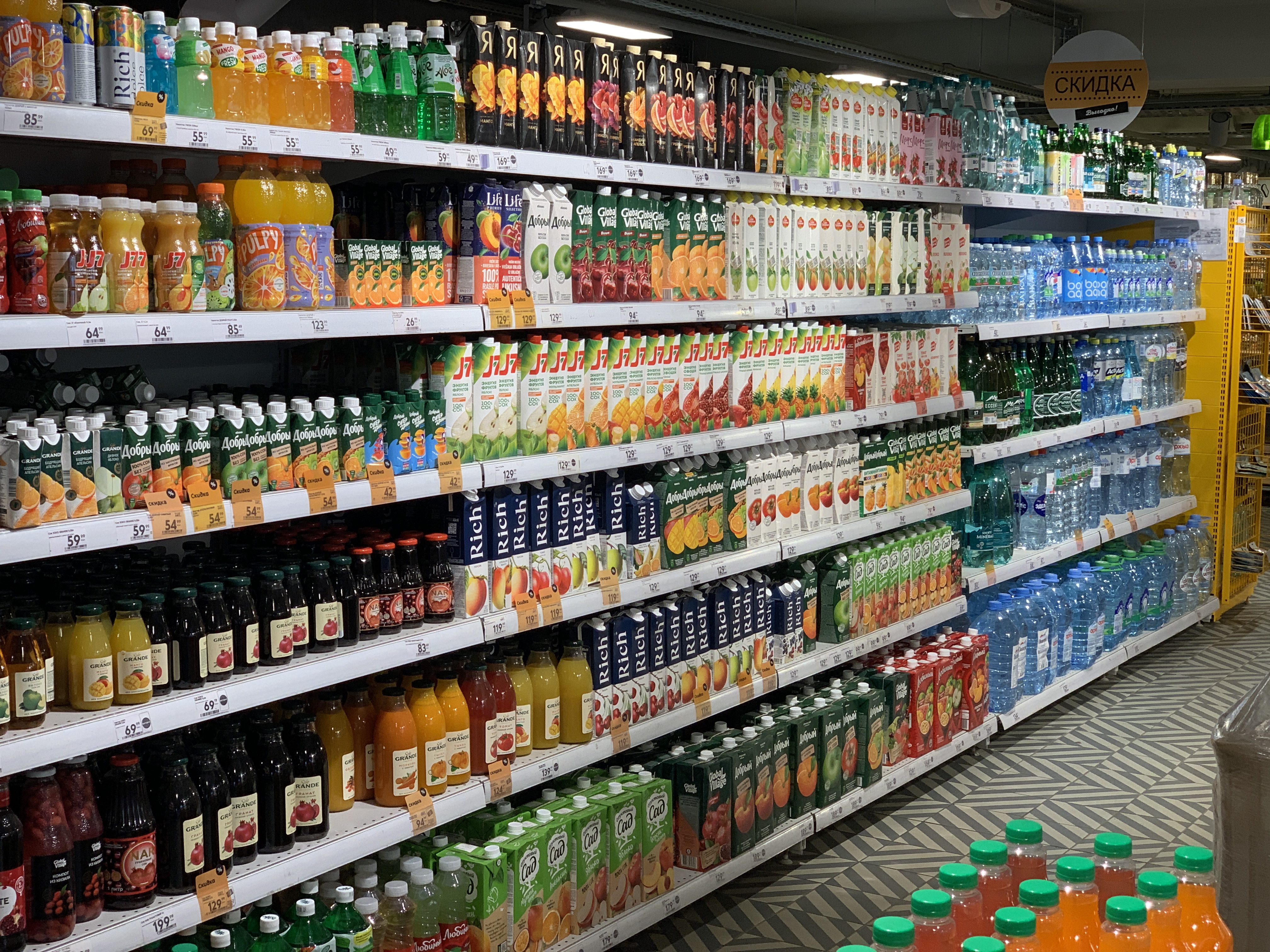 Стало известно, когда в России запретят продажу энергетиков несовершеннолетним