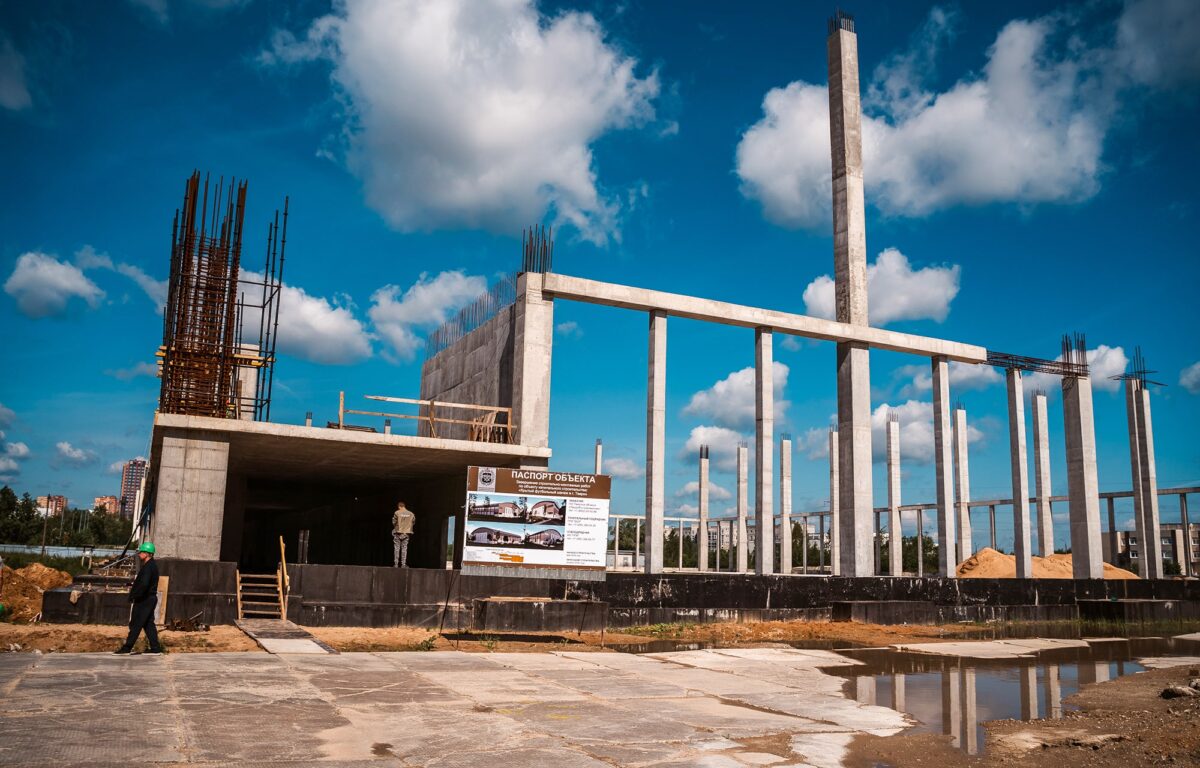 В Твери продолжается строительство крытого футбольного манежа