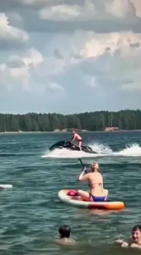 В Твери водитель гидроцикла рассекал между людьми