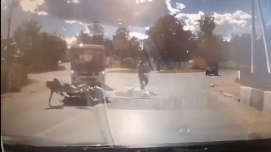 В Тверской области на большой скорости мотоциклист на переходе сбил женщину