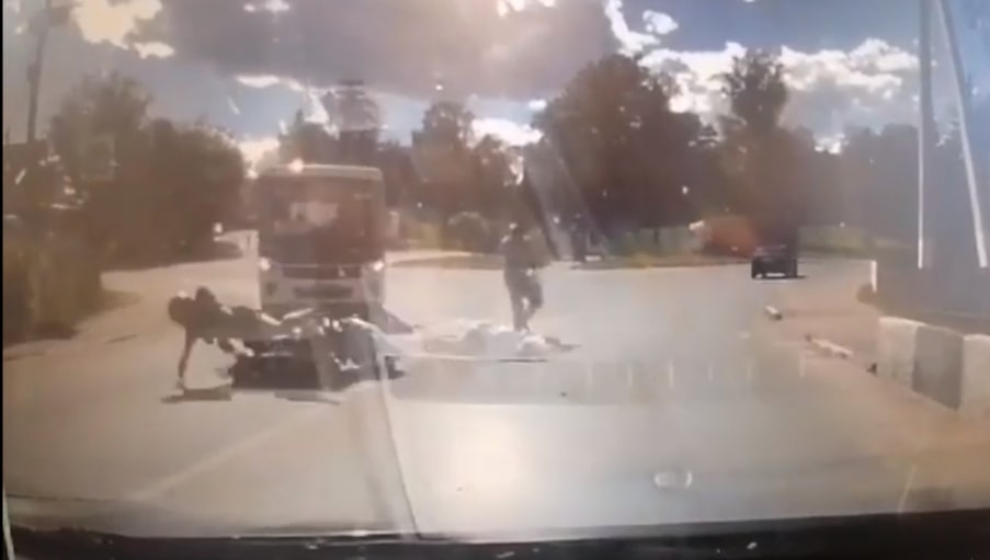 В Тверской области на большой скорости мотоциклист на переходе сбил женщину