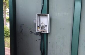 В Тверской области вандалы сломали электрощит на сцене В Тверской области вандалы сломали электрощит на сцене