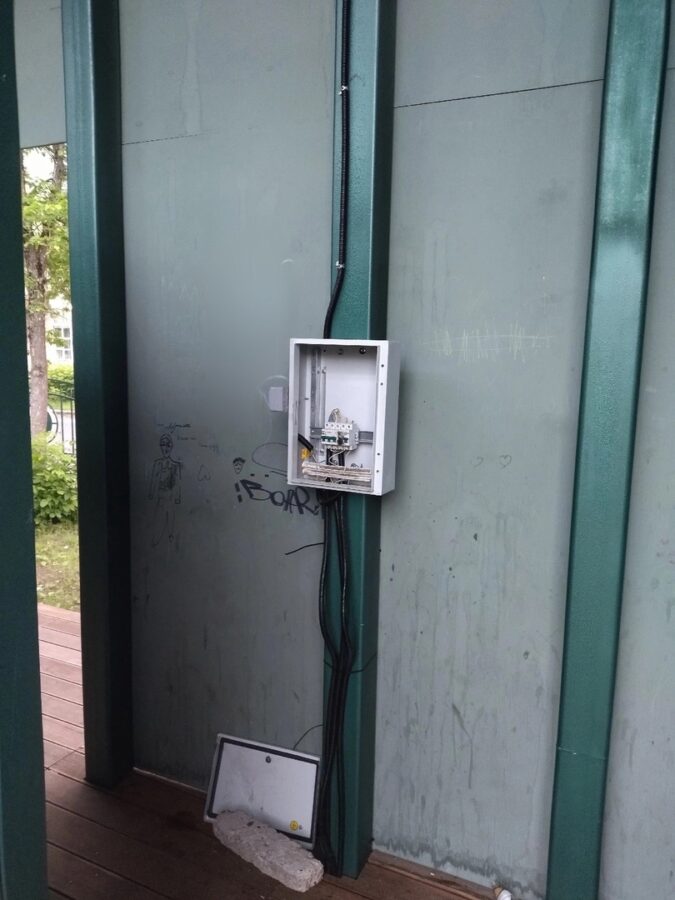 В Тверской области вандалы сломали электрощит на сцене