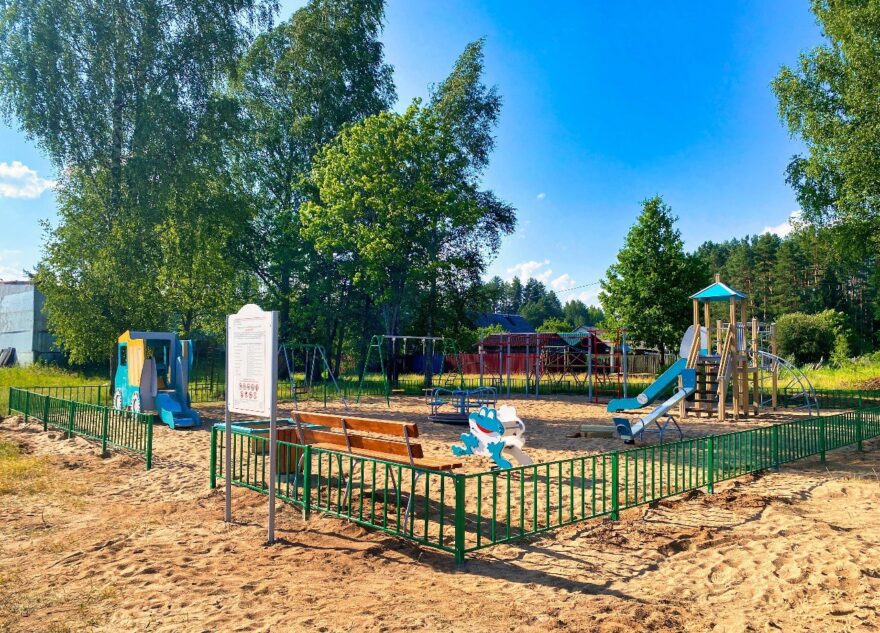 В одном из поселков Андреапольского округа построили новую детскую площадку В одном из поселков Андреапольского округа построили новую детскую площадку