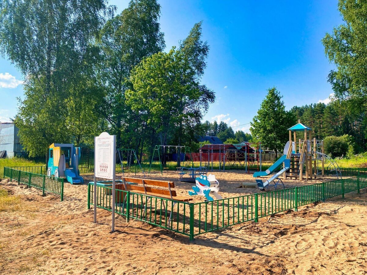 В одном из поселков Андреапольского округа построили новую детскую площадку