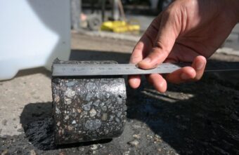 В Твери проверяют качество нового асфальта