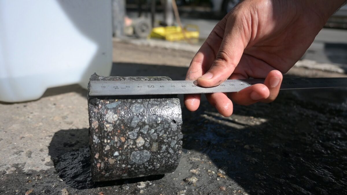 В Твери проверяют качество нового асфальта