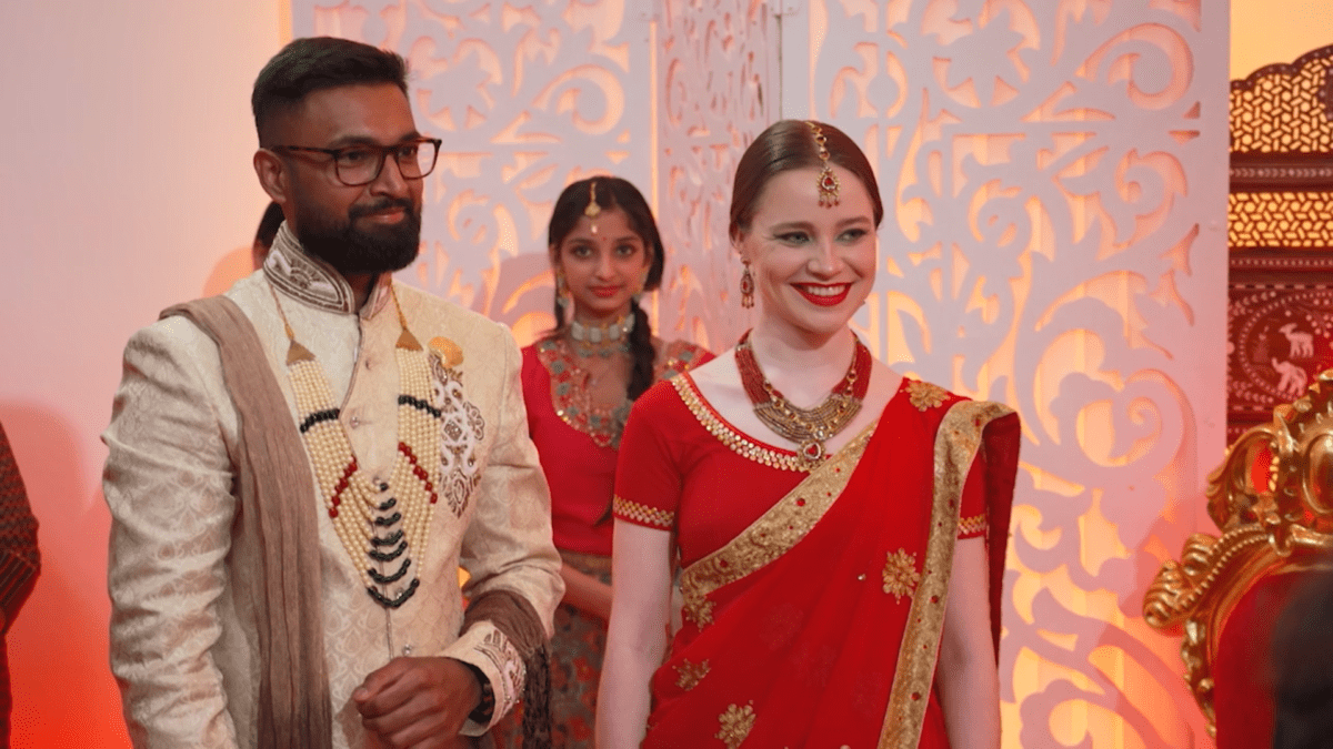 Индус-хирург из Твери сыграет свадьбу вслепую с преподавателем из Питера