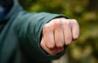 В Твери двое мужчин жестоко избили и обокрали женщину на берегу Волги В Твери двое мужчин жестоко избили и обокрали женщину на берегу Волги