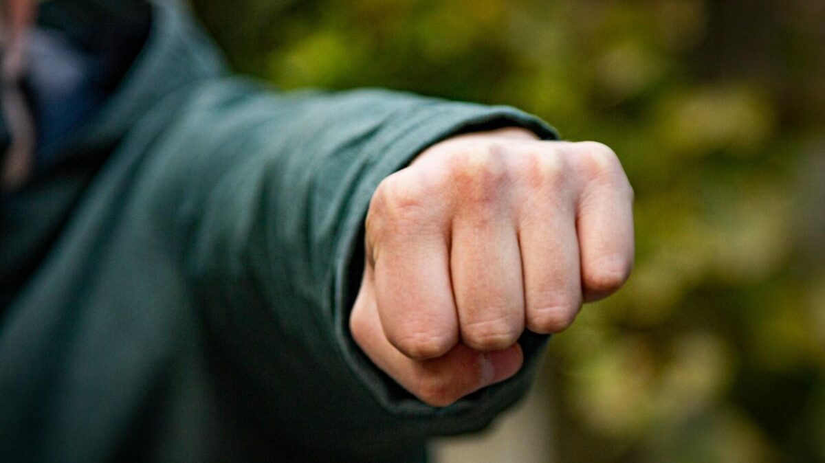 В Твери двое мужчин жестоко избили и обокрали женщину на берегу Волги