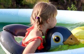 Врач рассказала, почему купаться в домашнем бассейне опасно