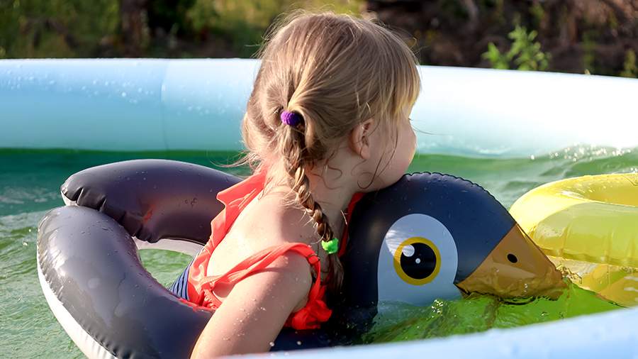 Врач рассказала, почему купаться в домашнем бассейне опасно