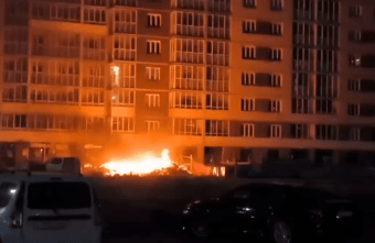 Вечером в Твери возле жилого дома загорелся строительный мусор Вечером в Твери возле жилого дома загорелся строительный мусор