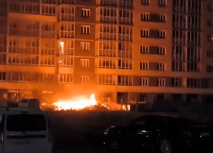 Вечером в Твери возле жилого дома загорелся строительный мусор Вечером в Твери возле жилого дома загорелся строительный мусор