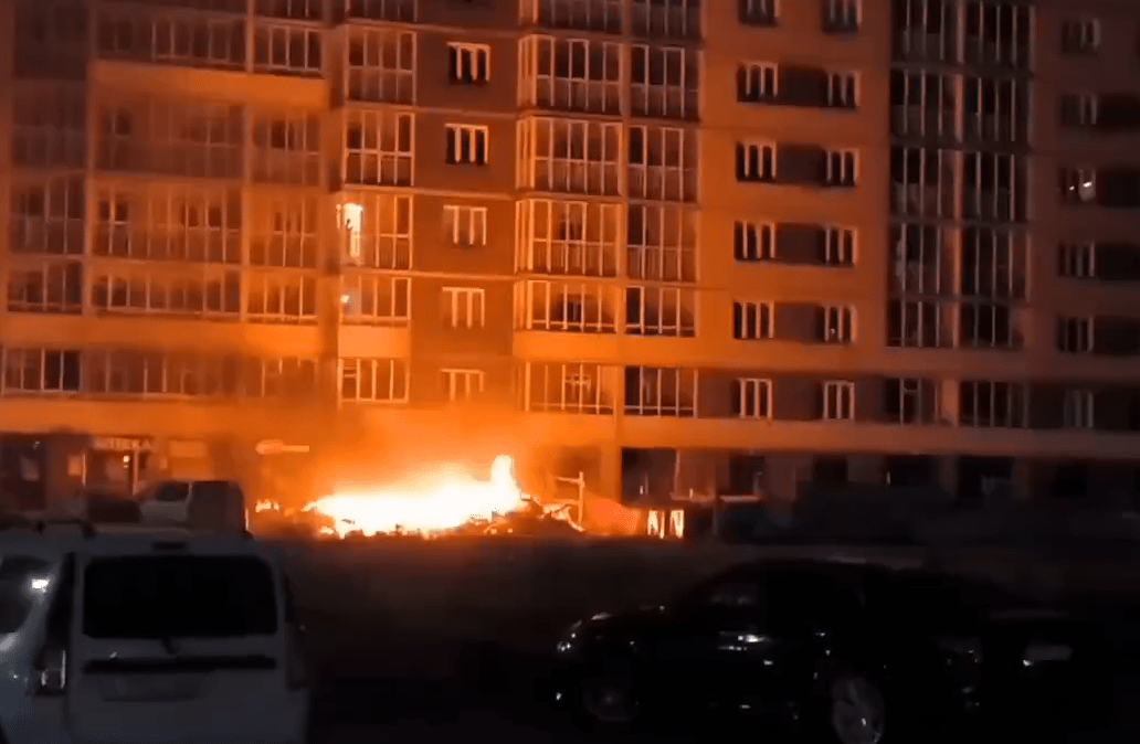 Вечером в Твери возле жилого дома загорелся строительный мусор