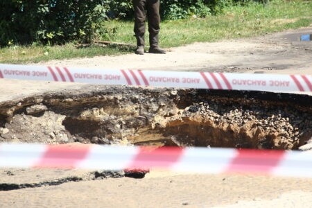 Появились фото с места прорыва трубы с кипятком в Твери