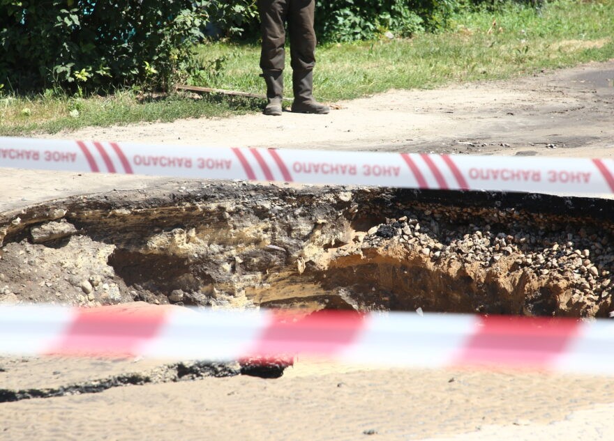 Появились фото с места прорыва трубы с кипятком в Твери