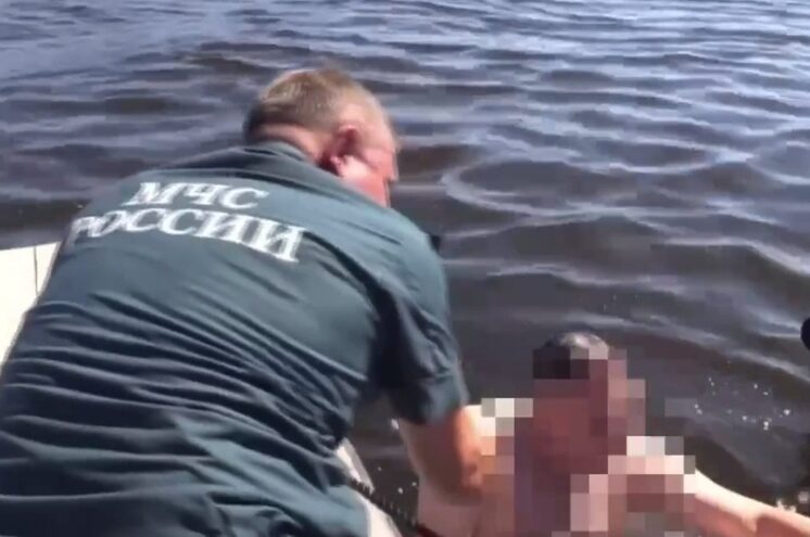 В Твери из Волги спасатели МЧС выловили мужчину