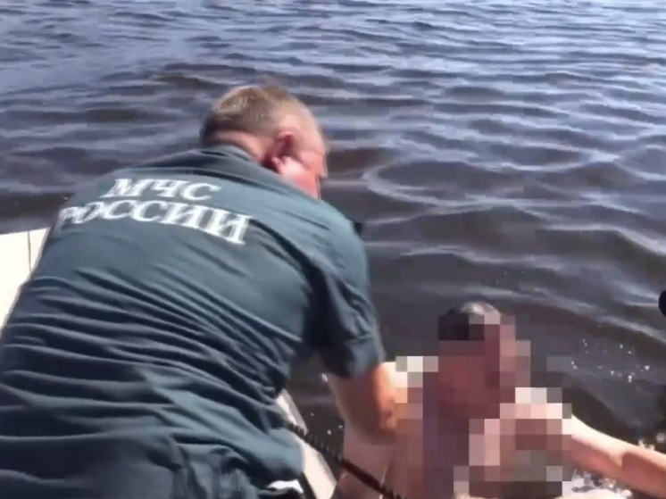 В Твери из Волги спасатели МЧС выловили мужчину