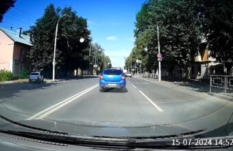В Твери наказали водителя, который решил проехать по тротуару