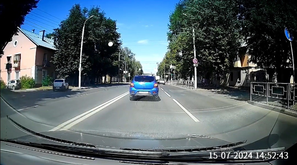 В Твери наказали водителя, который решил проехать по тротуару