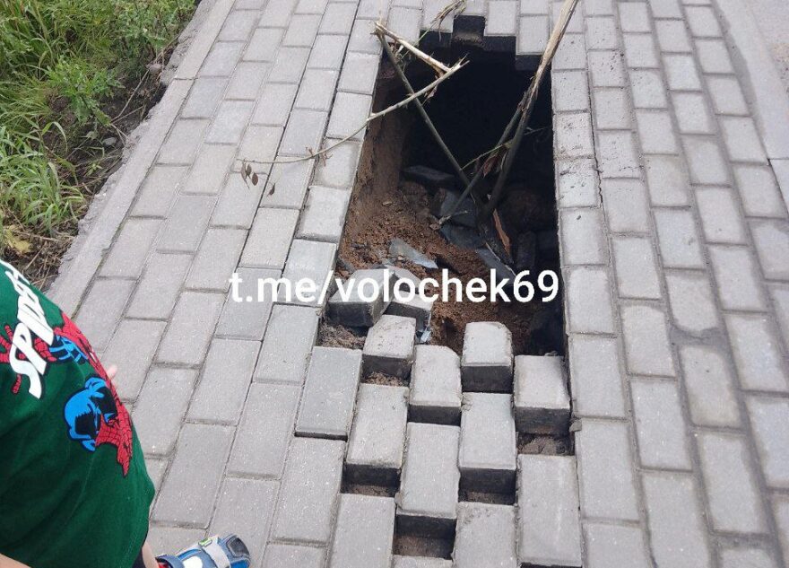 В Тверской области поверх прорванной трубы уложили тротуар