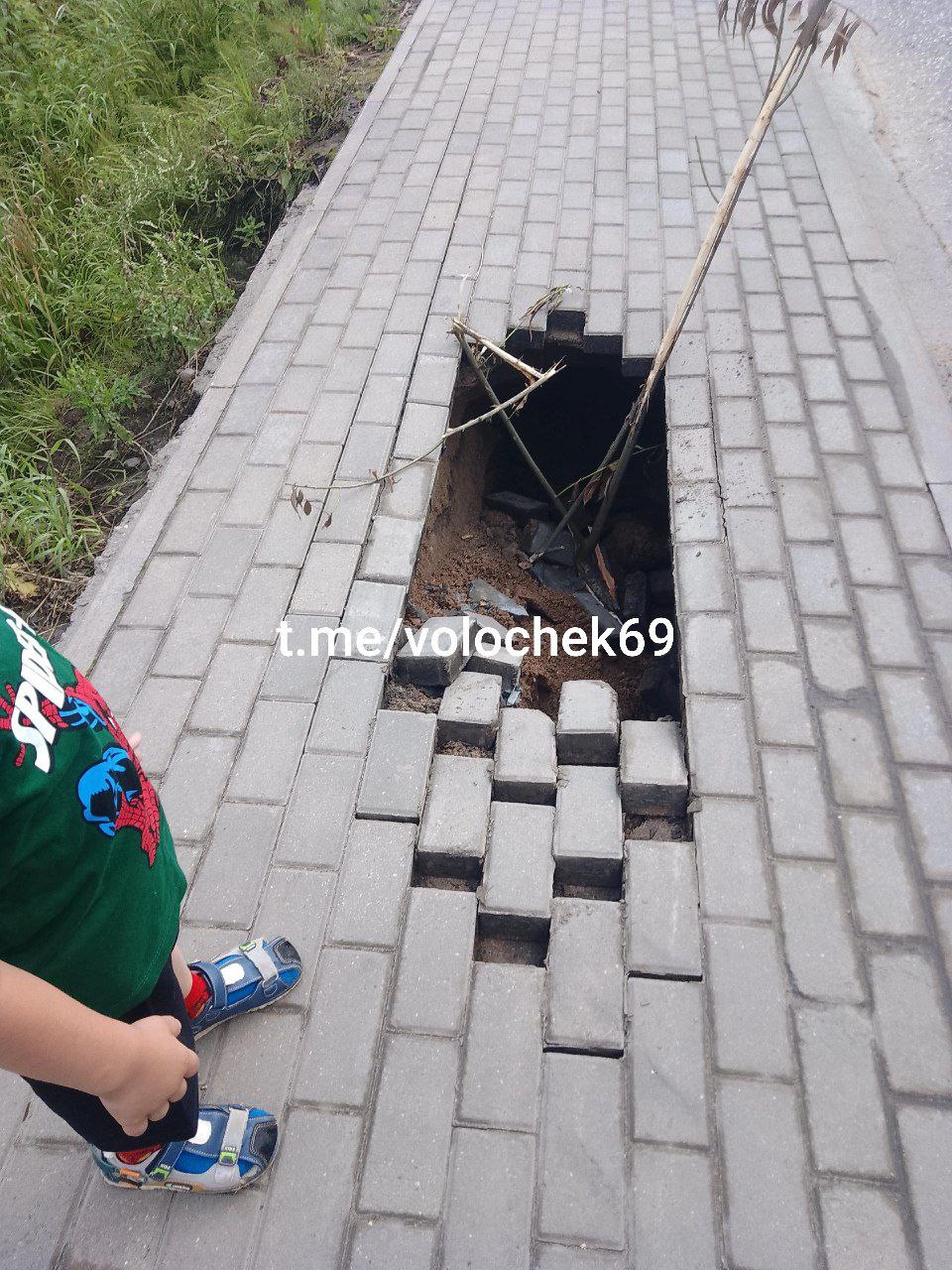 В Тверской области поверх прорванной трубы уложили тротуар