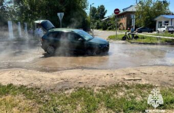 Во время прорыва трубы с кипятком в Твери пострадали спасатели Во время прорыва трубы с кипятком в Твери пострадали спасатели
