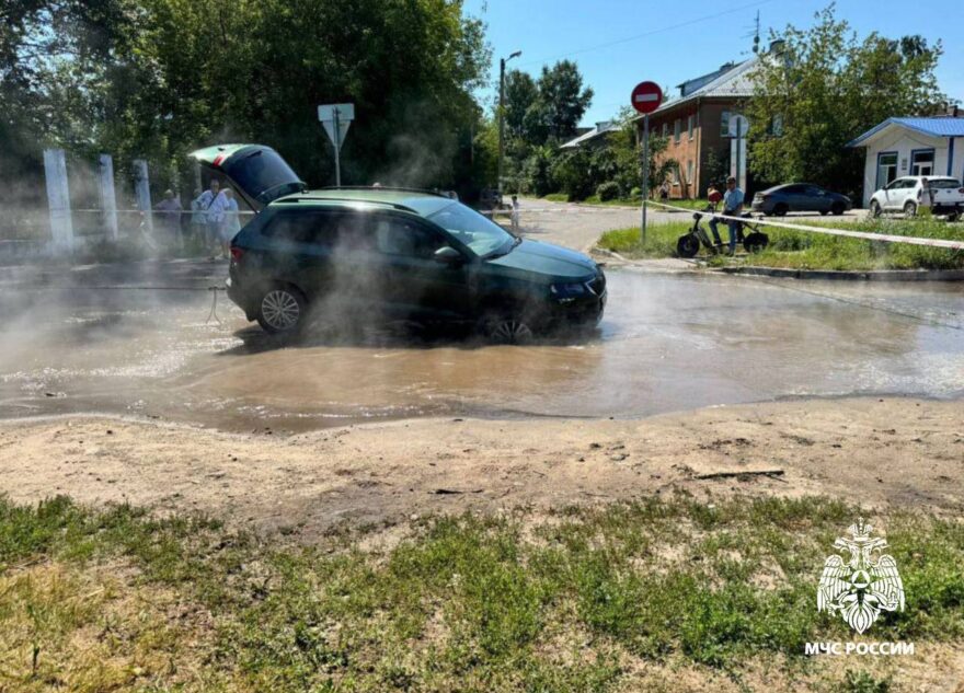 Во время прорыва трубы с кипятком в Твери пострадали спасатели Во время прорыва трубы с кипятком в Твери пострадали спасатели