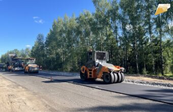 На автодороге Бежецк – Кесова Гора – Кашин в Тверской области укладывают асфальт На автодороге Бежецк – Кесова Гора – Кашин в Тверской области укладывают асфальт
