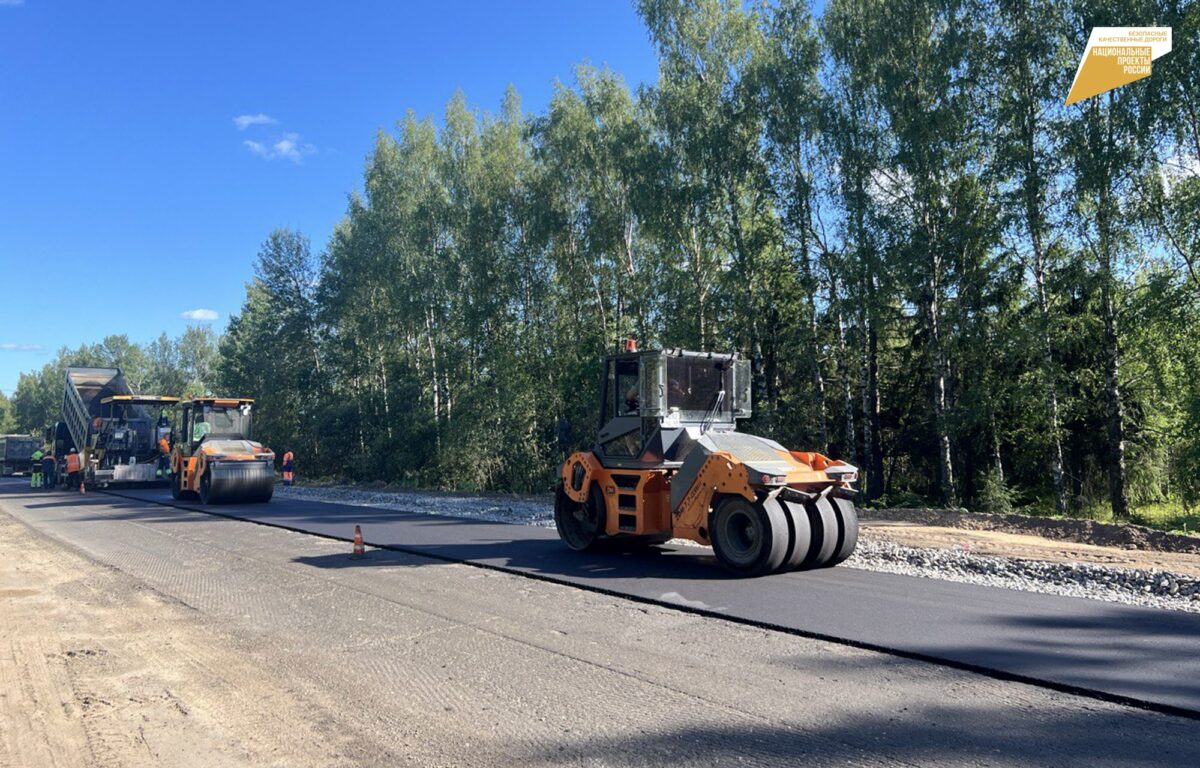 На автодороге Бежецк – Кесова Гора – Кашин в Тверской области укладывают асфальт